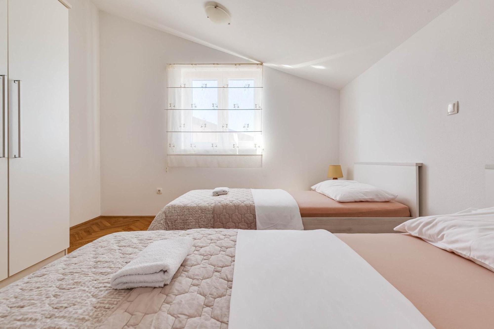 Apartmani Pocrnic Pakoštane Exterior foto